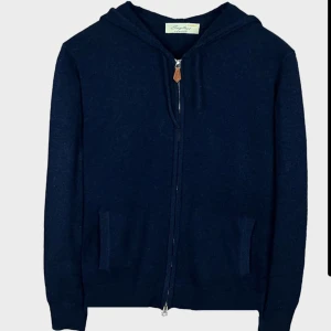 Kashmir Hoodie - Säljer min Kashmir hoodie nu som jag använt ett par gånger. Är i ny skick och köpt för 900kr säljer den nu för 700kr. Kom om för fler frågor 😊
