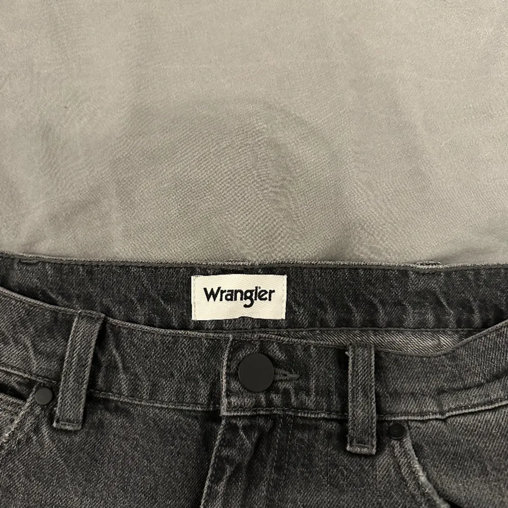Wrangler jeans 31x32, i modellen Frontier, nyskick, nypris 999kr mitt pris 650kr. Jeans & Byxor.