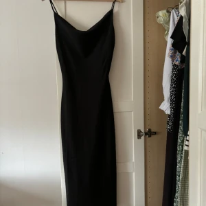 Slip dress - Aldrig använd, liten slit vid ena sidan. Köper du med instabox skickar jag samma dag🫶🏻