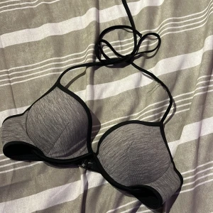 Bikini överdel - Jätte fin bikini överdel från h&m använd ett antal gånger och har blivit lite slitet på ena bandet annars inga skavanker