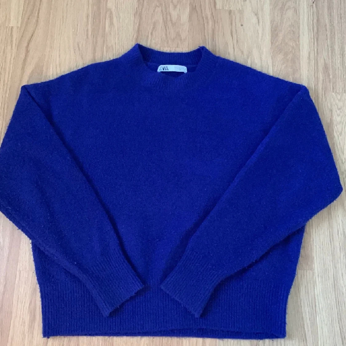 stickad blå tröja 