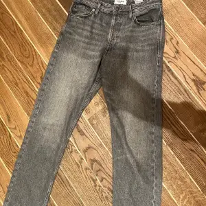 Säljer ett par jack & Jones jeans i färgen grå, de är i storlek 29/32  och har inga defekter. 