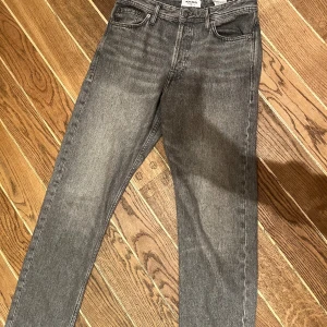 Jack & Jones jeans  - Säljer ett par jack & Jones jeans i färgen grå, de är i storlek 29/32  och har inga defekter. 