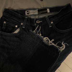 Coola raka Levis jeans från Junkyard, säljes då de inte kommit till användning. Mörkblåa och uppsprättade längst ner Storlek W30 L32