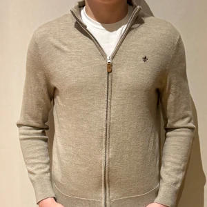 Morris helzip  - Stilig fullzip från Morris i 100% merinoull🤩 Står L på lappen men sitter mer som en M/S🙌🏼  Killen på bilden är 180cm och väger 75kg