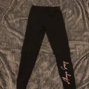 Tights  - Svarta tights med rosa text på benet 