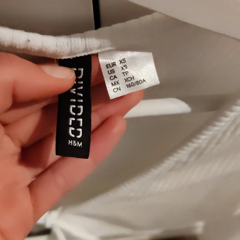 Tunn cardigan från H&M storlek xs. Använd få gånger. 😍 . Tröjor & Koftor.