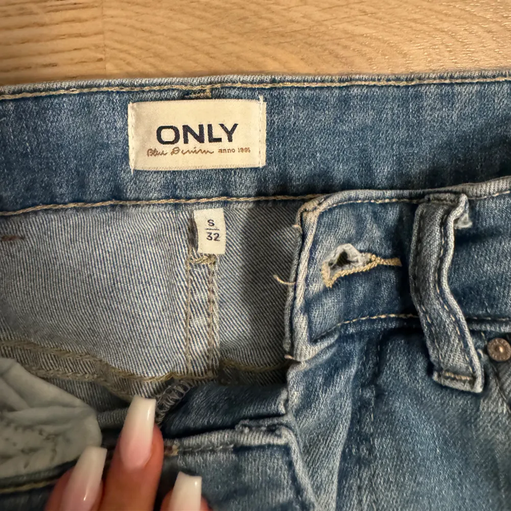 Ljusblå jeans ifrån only  Fint skick  Säljer för att dom börjar bli för små för mig. Jeans & Byxor.