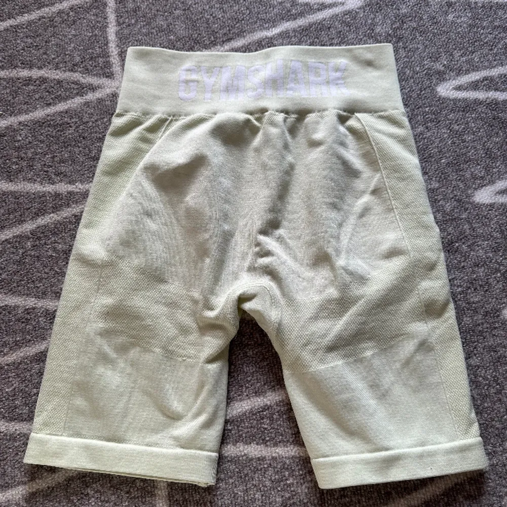 Gula gymshark shorts i jättebra skick, storlek M. Jeans & Byxor.