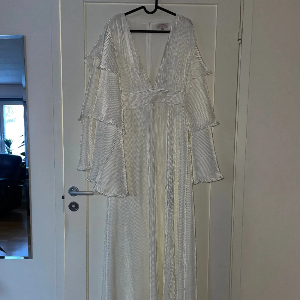 Vit superfin plisserad balklänning, endast använd vid ett tillfälle😅fick många komplimanger om klänningen!! (Är 1,71 lång) Skriv för mer information🥰. Klänningar.