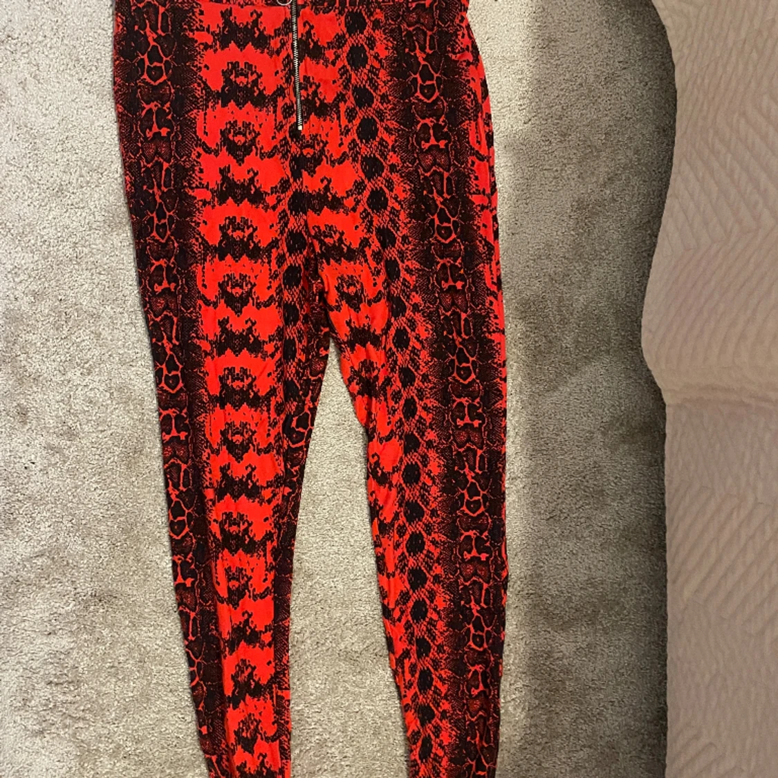 Röd svarta tuffa tygbyxor helt oanvända nyskick