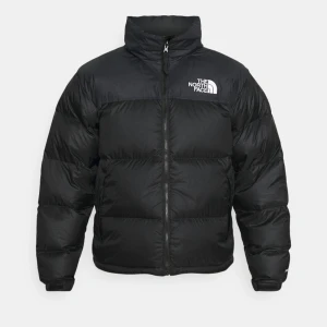 The North Face - The north face jacka i fint skick! Använd en vinter men ser nästintill oanvänd ut🌸 Perfekt till nästa vinter, säljer därav att jag har skaffat en ny så denna kommer ej till användning:) bara att fråga så skickar jag fler bilder!