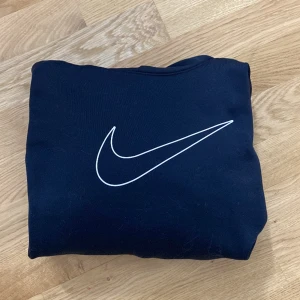 Nike tröja - Säljer denna hoodie i lite kortare modell då den ej kommer till användning