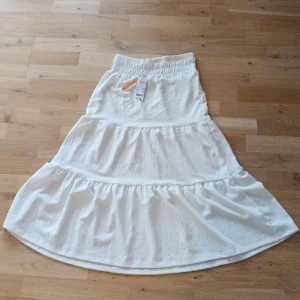 Långkjol - Super fin långkjol från gina trickot, helt ny med lappen kvar! Den finns inte kvar på hemsidan, köpt för 259 kr