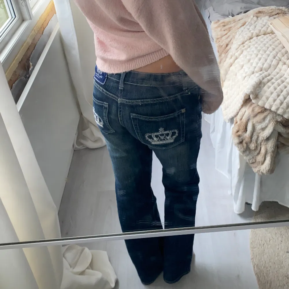 Säljer dessa lågmidjade straight/bootcut jeansen från Victoria Beckham. De är i väldigt bra skick och de är dessutom sjukt snygga! Tvivla inte på att höra av dig vid frågor🫶. Jeans & Byxor.