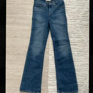 Bootcut jeans från Levis, låg till medelhög midja. Använda ett fåtal gånger