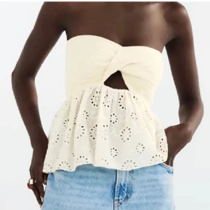 Zara topp  - Säljer en super fin zara topp som aldrig blivit använd. (Priset kan diskuteras vid snabb affär)💕