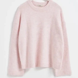 Stickad tröja - Säljer denna popurära skickade tröjan från ginatricot då jag beställde två stycken!!💗