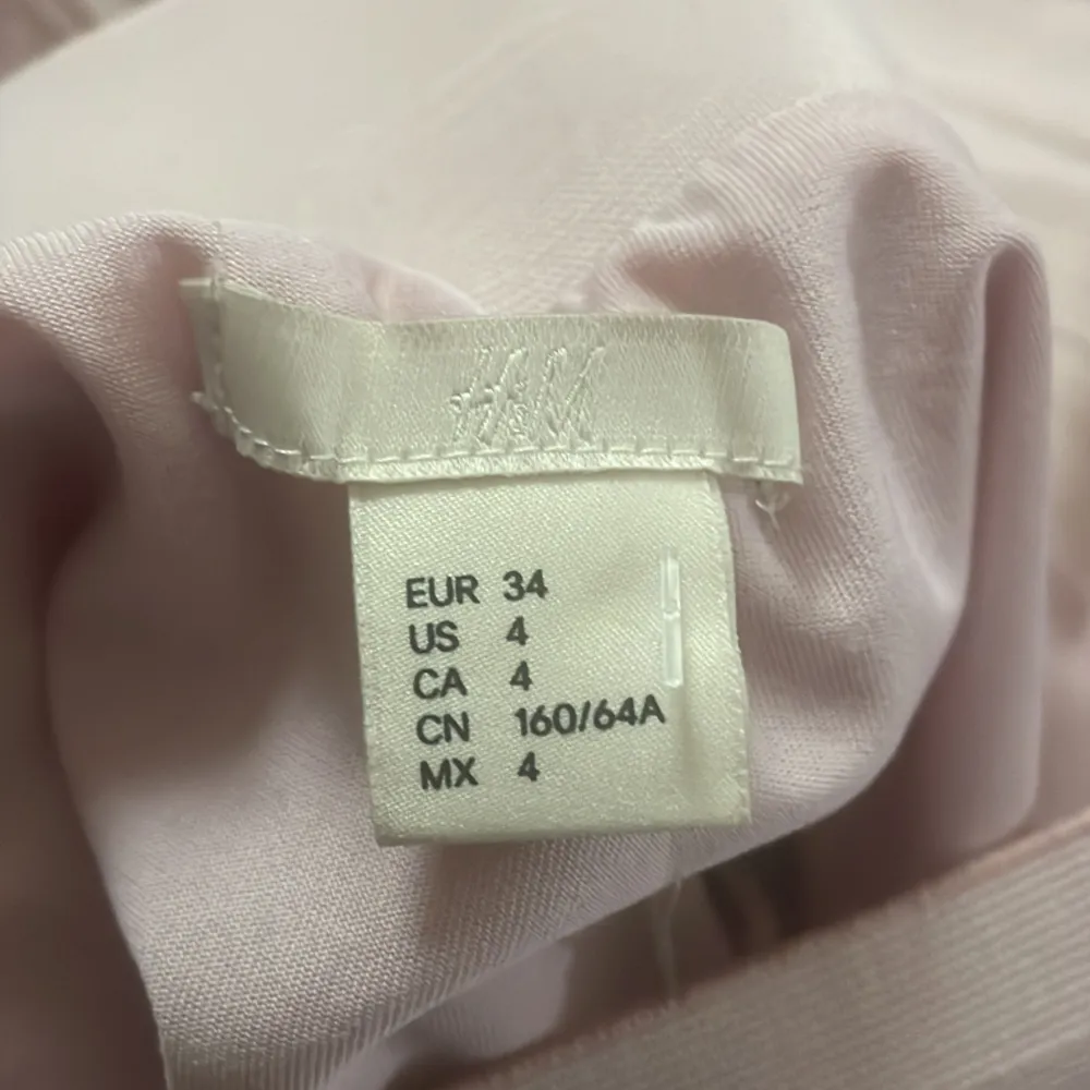 En rosa volang kjol från h&m. Säljer för den inte kommit till andvändning. Den är i storlek 34 dam.💗💗. Kjolar.