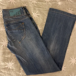 Lågmidjade Jeans - Jättefina lågmidjade jeans feån Bershka.👖😭😍👌 Storlek 32. 600 kr. Jag står för frakten❤️