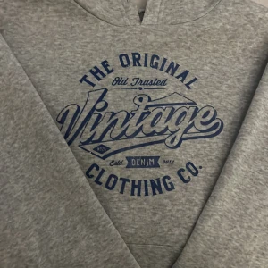 Grå hoodie - Bra skick. Saknar däremot snören