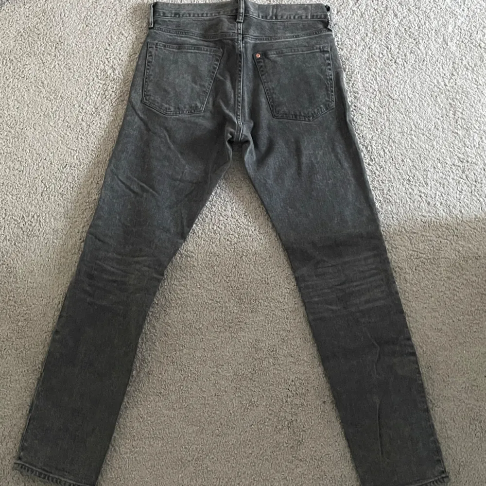 Gråa jeans från HM i storlek 29/32 slim fit. Brallorna är i bra skick. Jeans & Byxor.