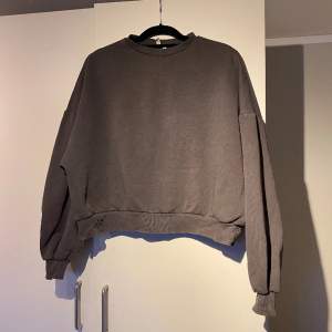 Croppad oversize sweatshirt 🩶finns några få urtvättningar/fläckar som syns på bilden