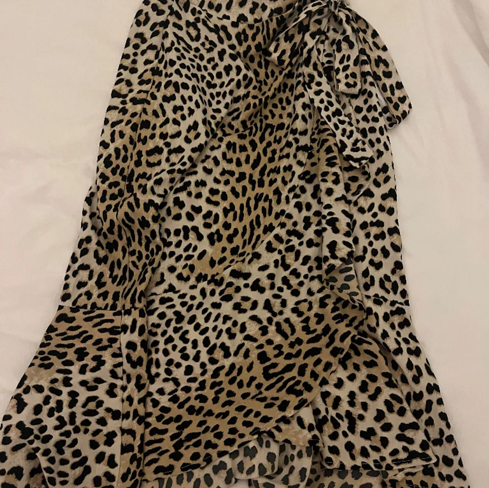 säljer denna långa wrap leopard kjol då den ej kommer till användning, fortfarande i väldigt fint skick 💕💕. Kjolar.