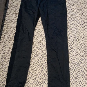 East West | Baxter chinos - Svarta chinos i bra skick.  Regular fit.  Skriv vid frågor🙌