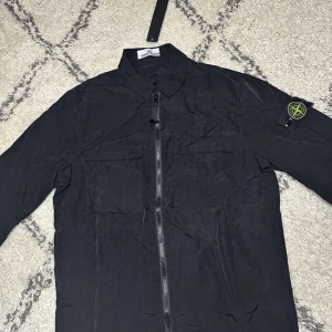 Stone Island Overshirt - Riktigt fet overshirt från stone island. Storlek M och äkta, mer info i dm.