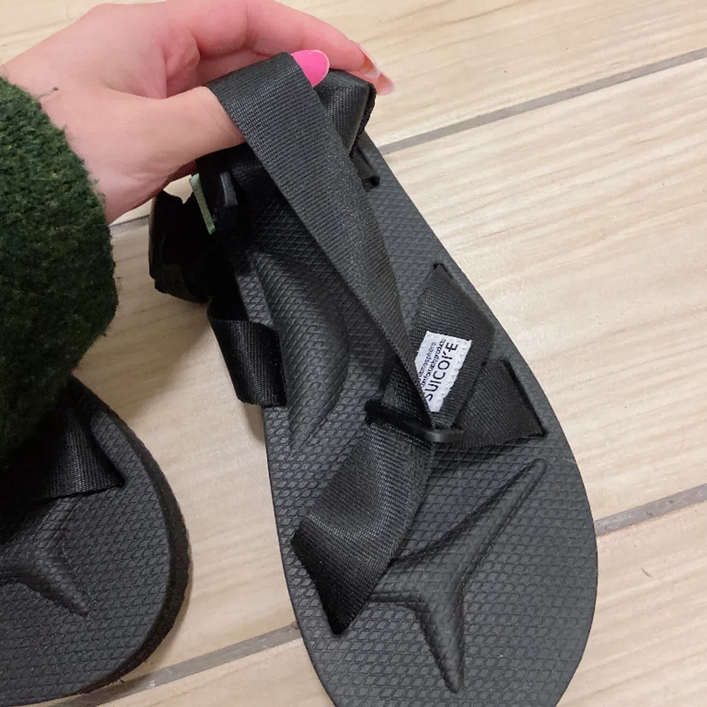 säljer ett pqrboanvända suicoke sandaler! inköpspris runt 1500kr! 🖤 . Skor.