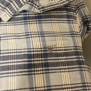 Gant Shorta  - Gant  Storlek: S  Köpt för 1500kr på Gant store Typ helt oanvänd  10/10 skick  Riktad åt 15 åringar eller yngre