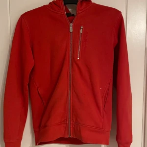 Sail Racing Bowman Zip Hood - Säljer dessutom denna feta Sail Racing Zip Up tröja. Den är använd och har därför ett litet hål mitt på höger bröst, men det syns inte om man inte tänker på det. Har aldrig haft någon som påpekat det heller. Säljer för 450kr, pris går att förhandla 💪