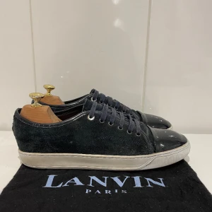 Lanvin skor  - Hej! Säljer nu dessa super trendiga lanvin skor. Skorna är i fint skick 7.5/10(se bild 3) dessa skor är lite tunnare än vanliga och cap toen är mjukare än vanligt. passar superbra till våren. Bara skorna medföljer 
