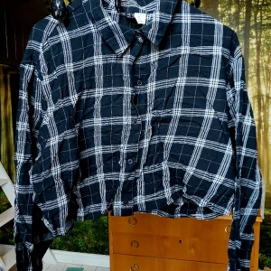 Kort skjorta - Tunn bommulsskjorta Aldrig använd  Kort modell Divided 