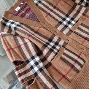 Burberry cardigan  - Nypris 11000, säljer för 8000 Skönt cardigan från Burberry 