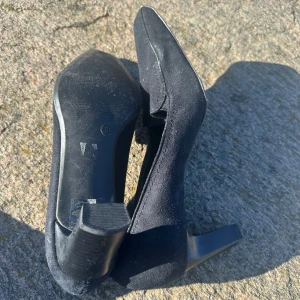 Svarta enkla pumps i mocka - Enkla, klassiska pumps. Bra skick, klacken helt ny!