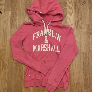 Franklin&marshall hoodie - Jätte fin o cool, älskar den verkligen men den passar inte mig på det sättet jag skulle vilja:(