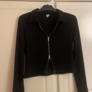 Toppar - Jättefin Topp från Nelly i storlek M , passar även S och är i nyskick , säljer toppen för 70kr 