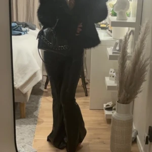 Supersnygga skinnbyxor - SUPERSNYGGA LÅGMIDJADE skinnbyxor från HM, helt slutsålda o knappt använda, midjemått ca 32 cm + innerbenslängd ca 77 cm (men mycket strechiga)!!!