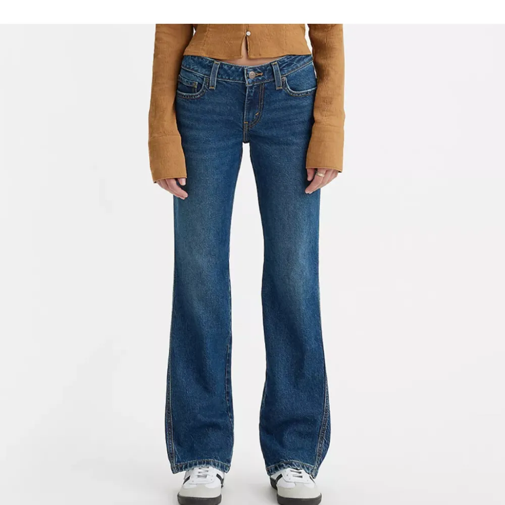 Säljer ett par helt nya lågmidjade Levis jeans. w25 L30/ca 67cm i midja, 76cm innerben (står L32, men troligtvis fel)  Nypris 1319kr. Jeans & Byxor.