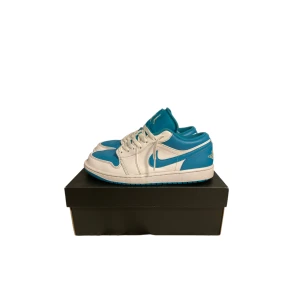 Jordan 1 low  - Hej jag säljer mina Jordan 1 low aquatone pågrund av att de ligger bara. Jag har använt de några gånger men de är i bra skick 8/10 hör gärna av er om ni har några frågor. 😊
