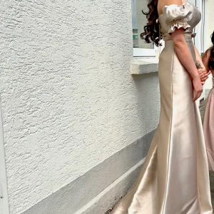 Rever design elegant Kläning  - Festklänning har använt bara en gån  Nypris 6000 Storlek är 34 men det passar även 36