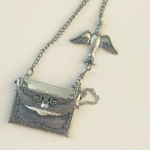 Halsband  - Silverfärgat halsband med kärleksbrev och fredsduva 