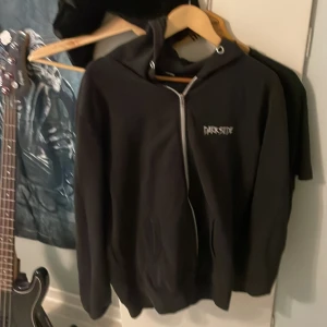 Darkside zip up hoodie  - Säljer denna darkside zip up Hoodien i strlk L, den är lite urtvättad men fortfarande i bra skick. 