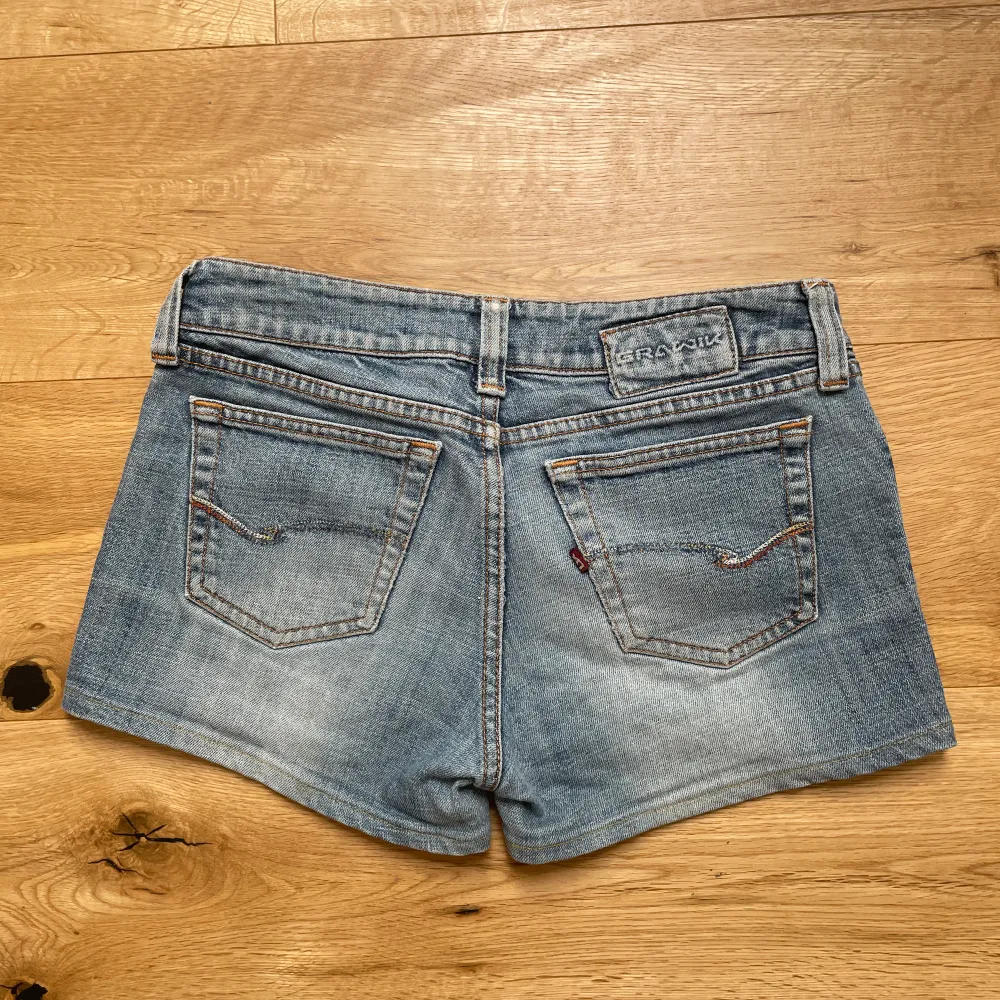 Lågmidjade jeansshorts från märket Grawik. Storlek 28, för små på mig med S/M. Passar nog XS/S bättre 💖Hör av er vid frågor! Obs! En liten lös söm i grenen, kan skicka bild!. Shorts.