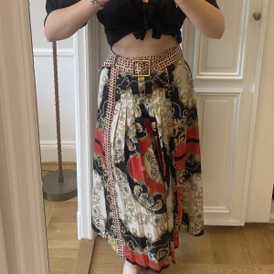 Zara kjol - Eftertraktad zara kjol med tillhörande bälte. Otroligt vacker, framförallt nu inför sommaren!☀️Storlek M men passar S-M