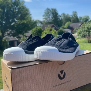 Svarta skor - Säljer mina skor då dom varit lite för små i passformen.   Dom är helt nya och oanvända, dom passar perfekt nu till sommar!! Dom är i storlek 39 men lite små så skulle säga runt 38. Skriv gärna vid fler frågor eller bilder! ☺️