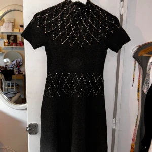 Grå klänning med silver detaljer - Storlek: 36 Använd: Ett fåtal gånger  Inköpspris: 2500 Sitter superfint