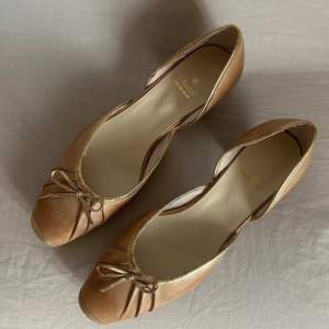 Säljer dessa otroligt gulliga ballerina skor som har en liten klack. Ser ut som riktiga ballerina skor med små detaljer. 